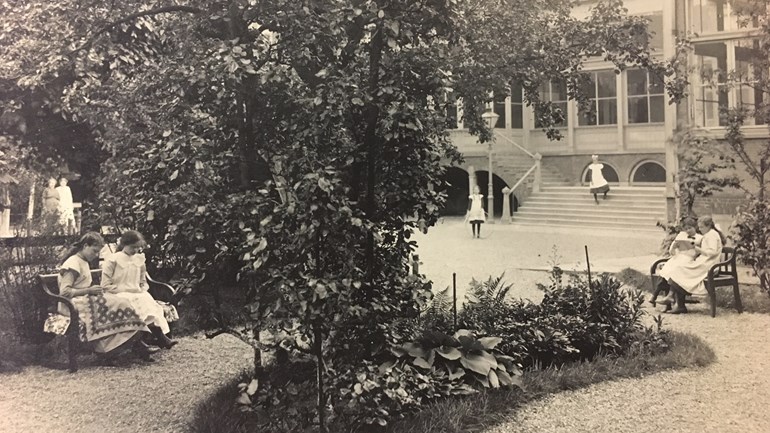 de tuin van de school aan de Coolsingel