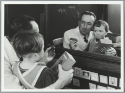 Meisje krijgt aanschouwelijk onderwijs via een spiegel, ca. 1940